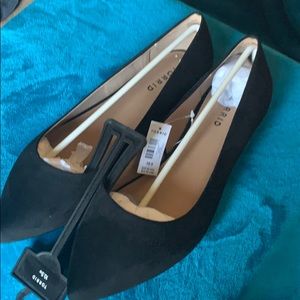 Black pointed toe dress shoes